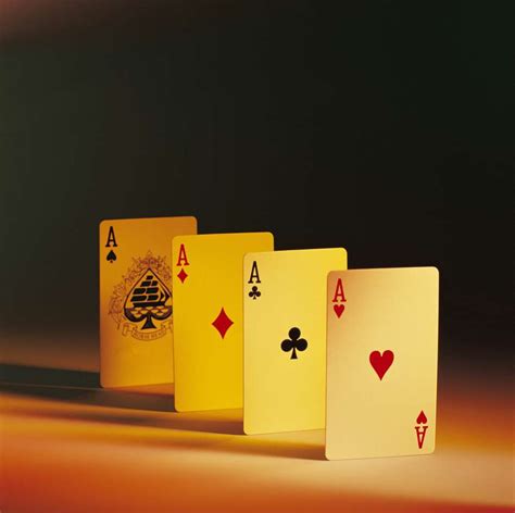 🥇 Imagen de primer plano de cartas de poker sobre mesa - 【FOTO GRATIS