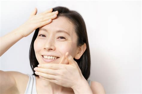 Mujeres asiáticas tocándose la cara Foto Premium