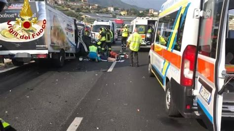 A10 Bloccata Per Incidente Con Sei Feriti Tra I Caselli Di Sanremo E Taggia Lo Scontro In Un