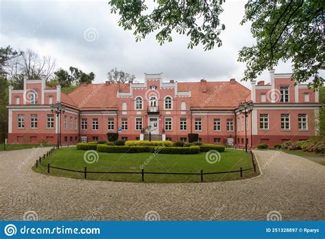 Palacio De Wejherowo En Pomerania Rodeado Por Un Bonito Parque