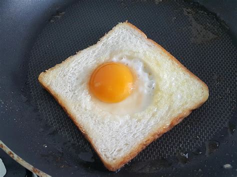 Ambil 1 lembar roti yang sudah ditipiskan, oleskan seluruh tepi roti dengan putih telur sebagai. Cerita Yna: Resepi : Sarapan Roti dengan Telur di Tengah