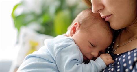 4 claves de un buen agarre del bebé al pecho en la lactancia materna