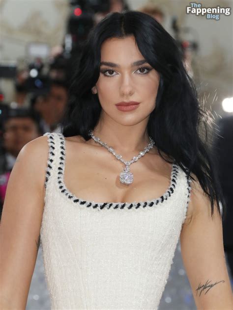 Dua Lipa Shows Off Her Cleavage In A Corset Dress At The Met Gala Photos Fappeninghd