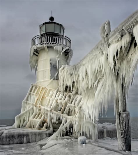 Beautiful Photos Of Frozen Lighthouses On Lake Michigan 9 Photos