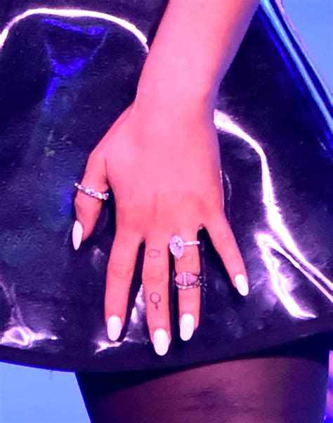 Ariana Grande S Venus Symbol Finger Tattoo Ariana Grande S Tattoos And Their Meanings