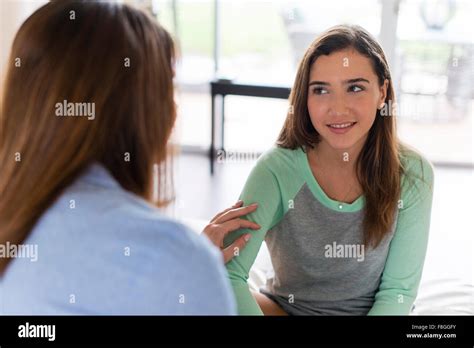 Madre E Hija Hablando En Interiores Fotografía De Stock Alamy