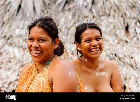 Amazonien Peru November Unbekannter Amazoniens Indigene Zwei Frauen Lachen Indigene