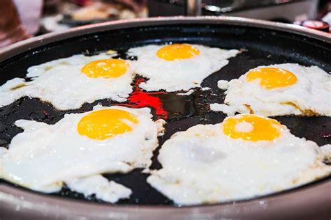 Close Up Of Fresh Eggs Being Fried Creative Commons Bilder