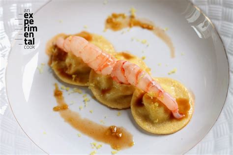 Ravioli con ripieno di pesce i ravioli con ripieno di pesce si realizzano preparando una pasta che verra poi stesa, ritagliata a misura e farcita col branzino. an Experimental Cook: Menù di Natale: ravioli al profumo ...