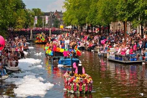 c est officiel la canal parade d amsterdam aux couleurs des fiertés aura lieu cet été