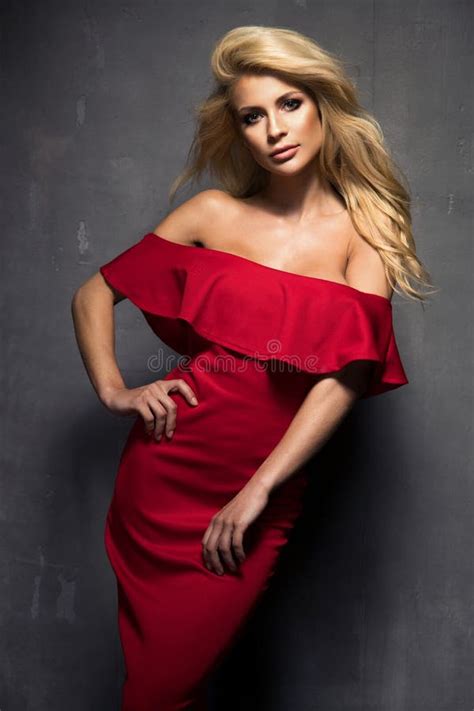 belle femme blonde sensuelle posant dans la robe rouge photo stock image du regarder sein