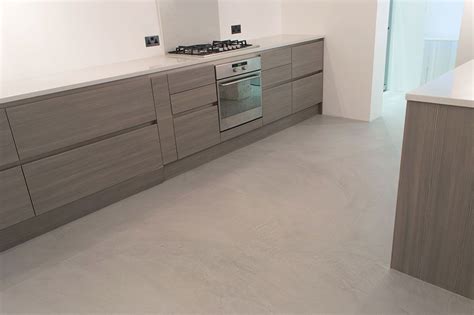 Esto puede darse en forma natural, cuando se trata de suelos bajos y planos, que son periódicamente inundados por ríos o arroyos. Conoce las diferentes clases de suelo para las cocinas ...