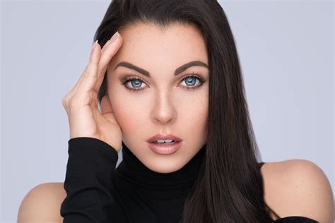 Download Blue Eyes Brunette Model Woman Face 4k Ultra Hd Wallpaper By