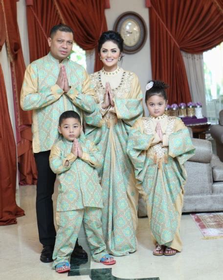 Perpaduan warna biru dan garis orange. √ 7+ Model Baju Seragam Keluarga untuk Lebaran & Pernikahan