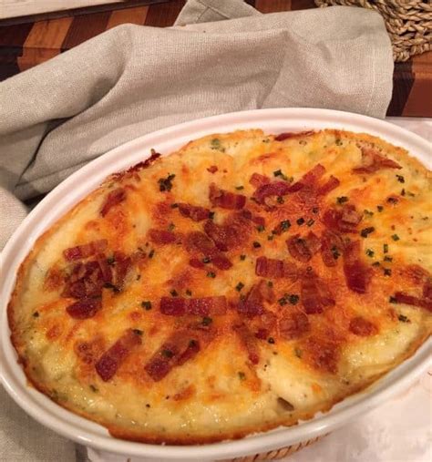 Layer in half of the cream mixture, then sprinkle on the ham and half of the chives. Loaded Scalloped Potatoes For Two | Recipe in 2020 ...