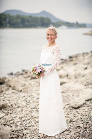 Vintage brautkleid schlicht und schmal mit retro spitze vintage hochzeitskleid schlicht. Brautkleid schlicht mit Spitze | Brautkleid schlicht ...