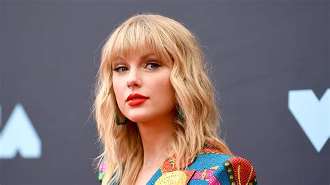 Taylor Swift Surprises Fans With Money Donations Telemundo