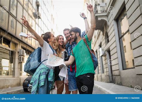 Junge Glückliche Touristen Die In Der Stadt Besichtigen Stockfoto
