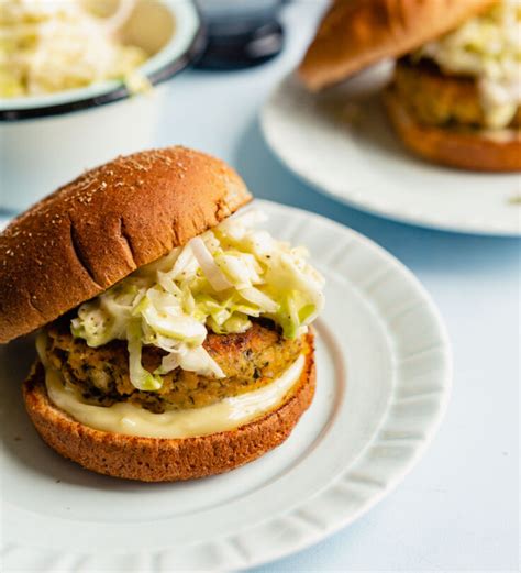 Best Salmon Burgers Recipe With Classic Sauce Options