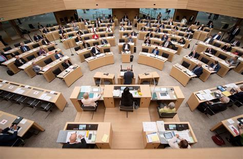 Damit kann ministerpräsident winfried kretschmann weiterregieren. Umfrage vor Landtagswahl: Kopf-an-Kopf-Rennen von CDU und ...