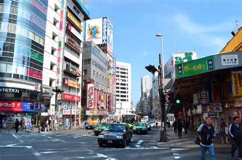 Shinjuku (�v�h) is one of the 23 city wards of tokyo, but the name commonly refers to just the large entertainment, business and shopping area around shinjuku station. Tokio: Sightseeing, Sehenswürdigkeiten und Things to do
