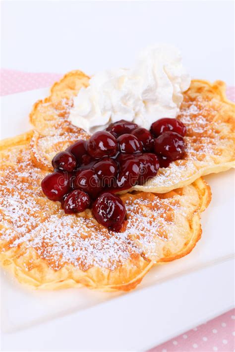 Waffeln mit Kirschen stockfoto Bild von gepeitscht sahne