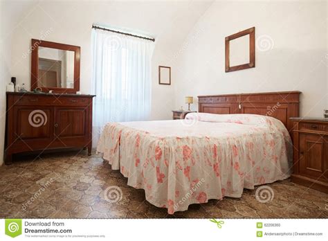Altes Schlafzimmer Mit Königingrößenbett Im Alten Haus ...
