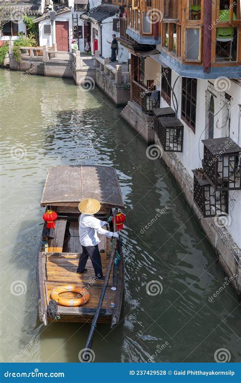 Chinese Traditional Rowboat Sightseeing Tour In Zhujiajiao Ancient