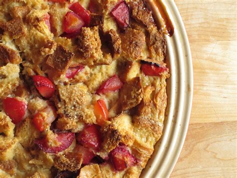 Transfer mixture to a large baking dish. Yard House Bread Pudding Recipe : Slow Cooker Apple Bread ...