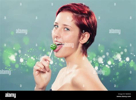 Girl Lollipops Lick Fotos Und Bildmaterial In Hoher Auflösung Alamy
