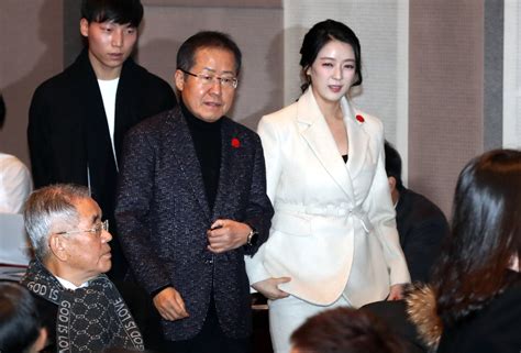 배현진 미래통합당 의원이 자신이 틀린 말을 했다는 더불어민주당을 향해 대체 뭐가 끝났다고들 하시는지. '프리덤코리아' 창립한 홍준표 "한국당, 어려워"…옆엔 ...