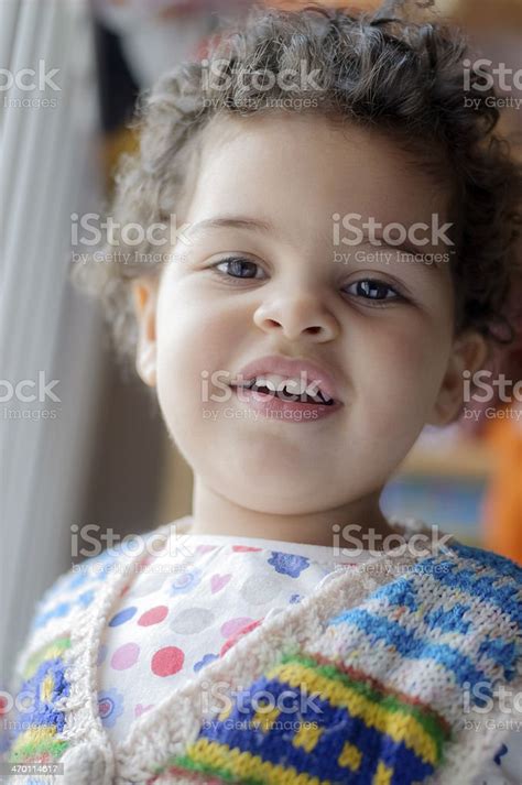 조식 캔디드 세로는 2 년 이상 된 아기 여자아이 2 3 살에 대한 스톡 사진 및 기타 이미지 2 3 살 갈색 눈 곱슬 머리 Istock