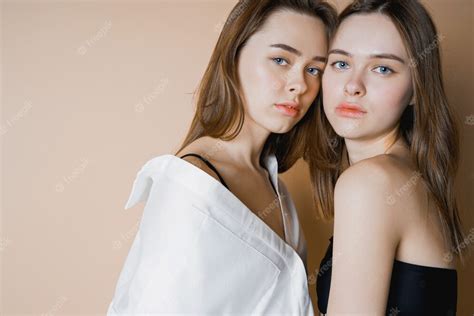 modelos de moda dos hermanas gemelas hermosas chicas desnudas mirando a la cámara foto premium