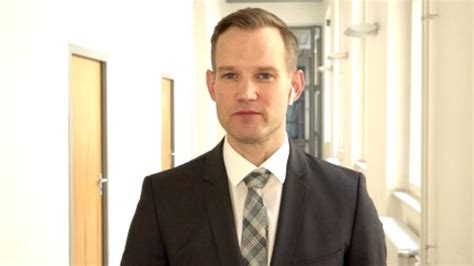 Hendrik streeck is the director of the institut of virology and institute for hiv research at the university bonn. Interview zur Corona-Studie in Heinsberg | SAT.1 NRW - Die ...