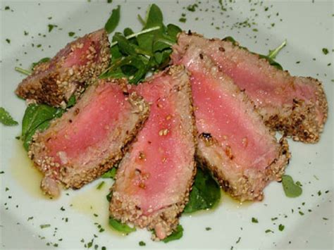 Intingere ogni cubo di tonno in una ciotolina piena di semi di sesamo, esercitando una delicata pressione per facilitare. Ricetta 5: FILETTI DI TONNO AL SESAMO - Trattoria ...