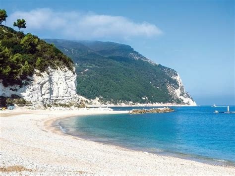 Monte conero, dominates the area, looking like it belongs elsewhere, rising up from a coastline that is otherwise completely flat to the north and to. La Riviera del Conero in inverno: tra la natura selvaggia ...