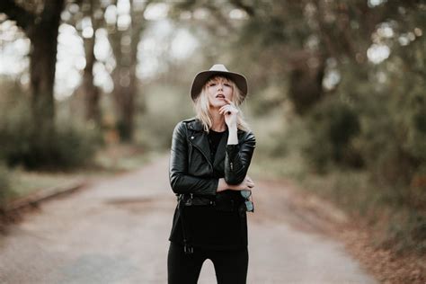 Free Photo Fashion Blonde Woman Posing Outdoor In Black Hat And