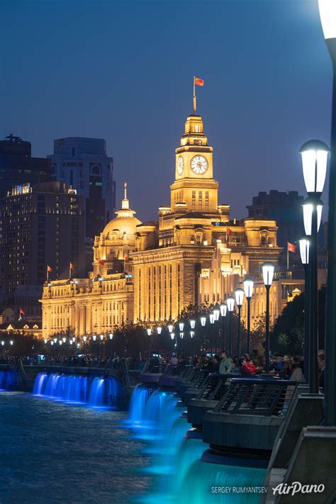 The top banks in hong kong are: Hong Kong and Shanghai Bank building and the Shanghai ...