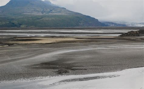Skeidararsandur is met zijn 1.300km² een van de grootste zandvlaktes van alluviale oorsprong. Skeiðarársandur: una delle regioni islandesi più martoriate