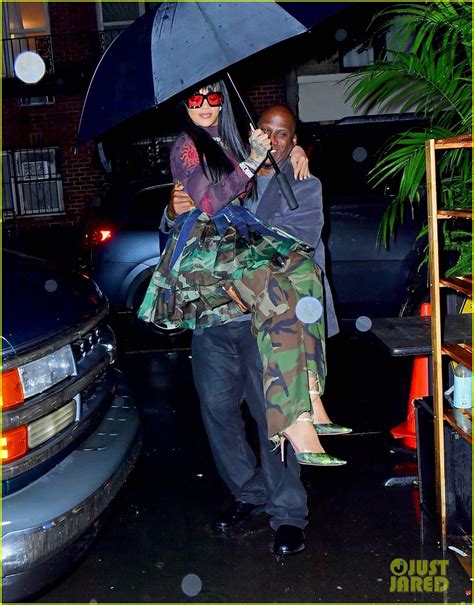 Rihannas Bodyguard Carried Her From The Car To The Sidewalk See The