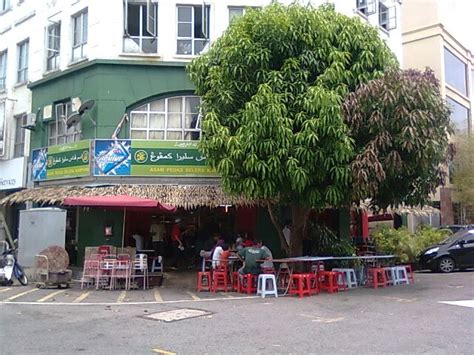 We are lsiting the interesting places to visit. HOTEL SERI PELANGI MELAKA: Kedai makan & pasar malam