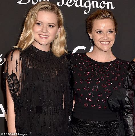 Reese Witherspoon 42 Reveals Daughter Ava 19 Often Does Her Makeup