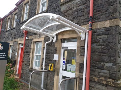You can always rely upon a canopy bed to turn an ordinary room into a sumptuous refuge. Frameless Glass Canopy | Apex Shelters