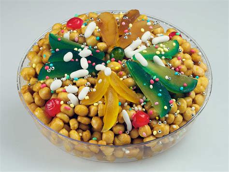 A napoli gli struffoli sono un dolce tipico di carnevale, mentre nelle altre regioni italiane vanno di moda a natale. La ricetta degli struffoli di Natale di Scaturchio
