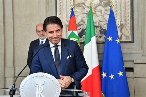 Premier włoch giuseppe conte ogłosił zamknięcie wszystkich zakładów pracy, poza niezbędnymi dotychczasowy premier włoch giuseppe conte otrzymał dzisiaj od prezydenta sergio mattarelli. Conte ha accettato con riserva l'incarico di Mattarella di ...