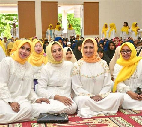 Apakah teh euis tidak merasa kesepian ditinggal begitu lama oleh suaminya. Jilbab Seragam Dharma Wanita Persatuan - Galeri Busana dan Baju Muslim