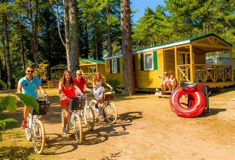 Nel cuore della struttura un fornitissimo market, il ristorante pizzeria e il bar per le colazioni o uno spuntino veloce. Capfun Camping la Dune Fleurie, Quend, Somme