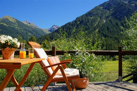 Aus hochwertigem bambus gefertigt, ist der liegestuhl wetterfest und langlebig. Bild "Liegestuhl im Garten" zu Landhaus Eberle in ...