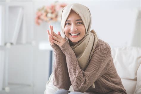 Saudara perempuan (ukhtun) dari arah mana saja. Perempuan Dari Samping Berhijab / Wajibnya Berhijab Di ...