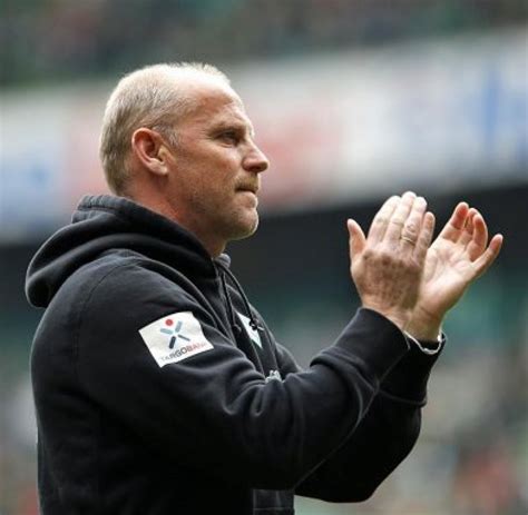 2004 führte schaaf bremen zur deutschen meisterschaft. Fußball-Bundesliga: Schaaf von Fans mit Choreographie ...